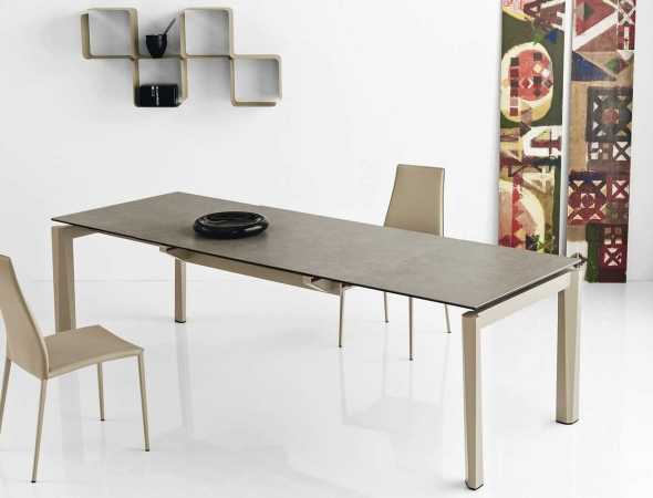 שולחן נפתח בעל בסיס מתכת ומשטח עליון מזכוכית או קרמיקה.
ניתן להזמין במגוון מידות וחומרים.