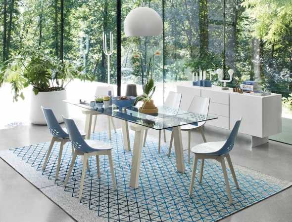שולחן אוכל בעל בסיס עץ ומשטח עליון מזכוכית ומתכת.ניתן להזמין במגוון מידות וחומרים.