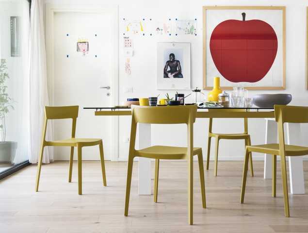 שולחן בעל בסיס עץ ומשטח עליון מזכוכית ומתכת.
ניתן להזמין במגוון מידות וחומרים.
