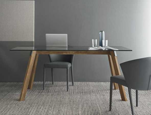 שולחן עגול עם בסיס מעץ ומשטח עליון מזכוכית.
ניתן להזמין במגוון מידות וחומרים.