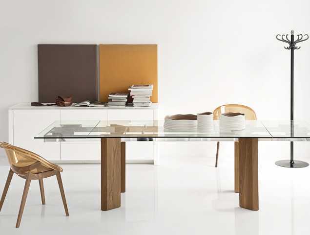 שולחן נפתח בעל בסיס עץ ומשטח עליון מזכוכית.
ניתן להזמין במגוון מידות וחומרים.
