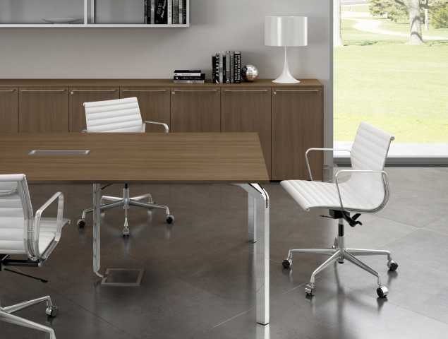 קולקציה אקסקלוסיבית וקלאסית Abot Office שמשתלבת בצורה מושלמת במשרד המודרני.
פתרונות ההובלה והסתרת הכבלים כבר מובנים בתוך השולחן, עם שימוש באחוז גבוה ככל האפשר בחומרים הניתנים למחזור.
