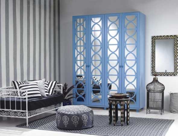 ארון דלתות כחול עם מראה דקורטיבית