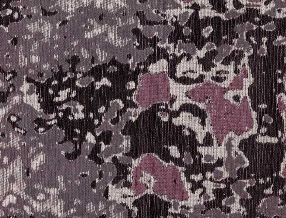 שטיח עשוי מכותנה באריגת ג'קארד בדוגמא אמורפית מעניינית ויחודית. 