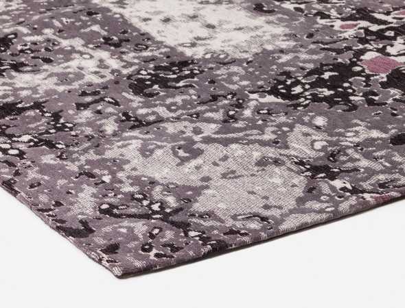 שטיח עשוי מכותנה באריגת ג'קארד בדוגמא אמורפית מעניינית ויחודית. 