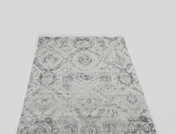 שטיח מיוחד העשוי משילוב של סיבי ויסקוזה, כותנה וצמר איכותיים ונעימים. השטיח מעוצב בסגנון מודרני של צורות גיאומטריות אלכסוניות בגווני אפור בהיר.