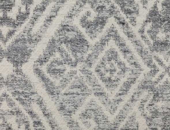 שטיח מיוחד העשוי משילוב של סיבי ויסקוזה, כותנה וצמר איכותיים ונעימים. השטיח מעוצב בסגנון מודרני של צורות גיאומטריות אלכסוניות בגווני אפור בהיר.