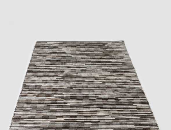 שטיח העשוי עור פרה אשר משדרג כל חלל בשל ייחודיותו העיצובית.