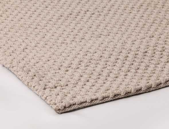 שטיח הארוג מחוטים הקלועים מחוטי צמר בצבע טבעי. חזק ומרשים ביופיו. מתאים לכל חדרי הבית