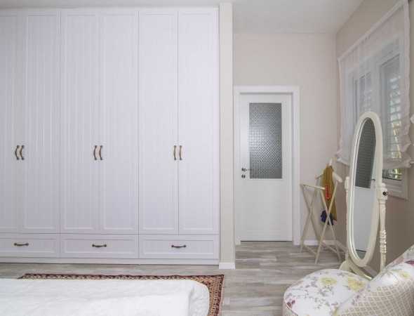 ארון דלתות לבן