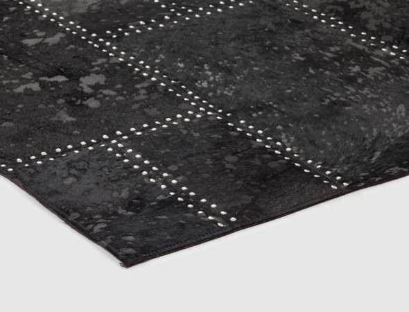 שטיח עור מרשים בעיצוב מודרני. גוון השטיח בשילוב אריגת הניטים היחודית יוצרים מראה אשר מוסיף אלגנטיות מרהיבה. 