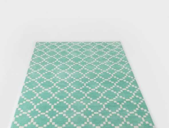 שטיח בגוונים ירוק בהיר ולבן עשוי מחומר מיקרו פייבר נעים וקל לתחזוקה