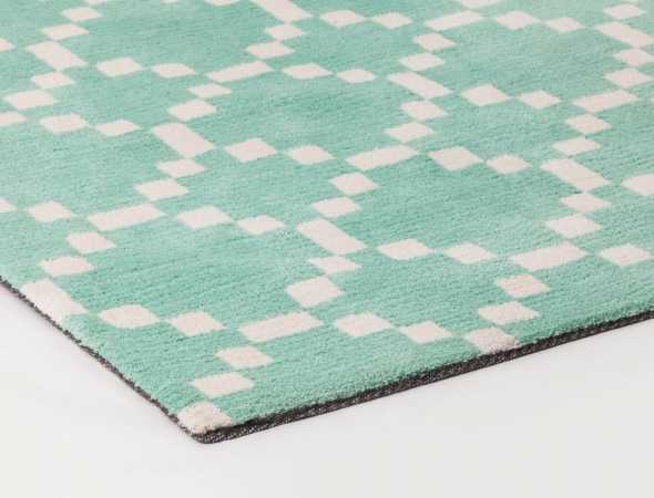שטיח בגוונים ירוק בהיר ולבן עשוי מחומר מיקרו פייבר נעים וקל לתחזוקה.