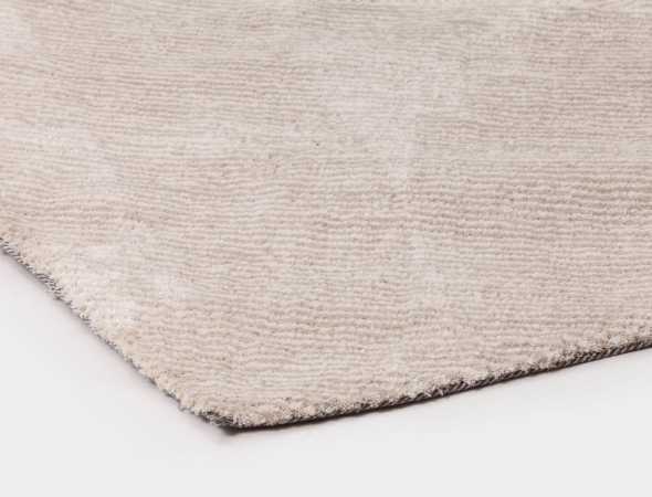 שטיח בגוונים בהירים עשוי מחומר הנקרא מיקרו פייבר מאוד נעים וקל לתחזוקה 