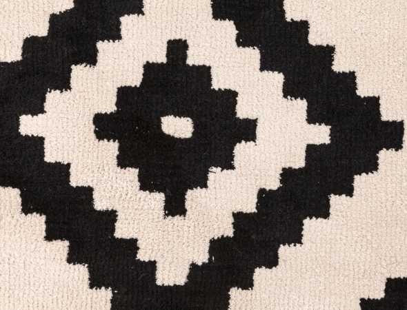 שטיח עשוי מחומר הנקרא מיקרו פייבר מאוד נעים וקל לתחזוקה 