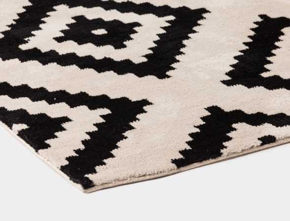 שטיח עשוי מחומר הנקרא מיקרו פייבר מאוד נעים וקל לתחזוקה 