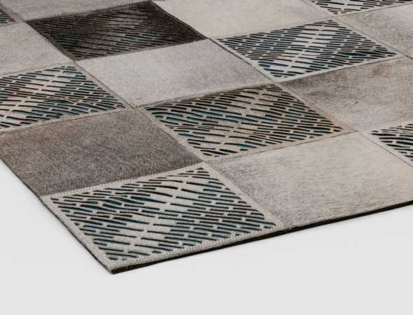 שטיח עור מרשים בעיצוב מודרני המורכב מריבועים הארוגים אחד לשני, בבסיס השטיח רקום עיטורי ג'ינס המייצרים מראה שאין שני לו.