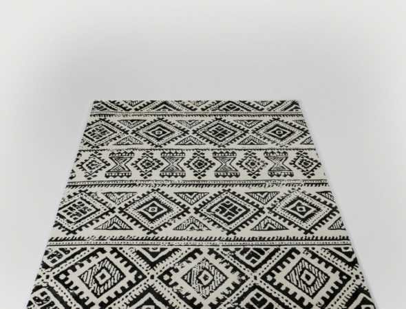 שטיח בגוונים שחור ובז' העשוי ממיקרו פייבר, נעים למגע וקל לתחזוקה 