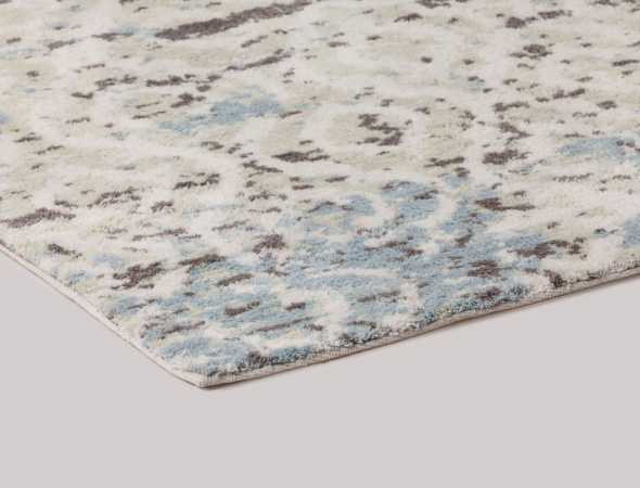 שטיח בגוונים ירוק בהיר ובז' העשוי ממיקרו פייבר, נעים למגע וקל לתחזוקה 