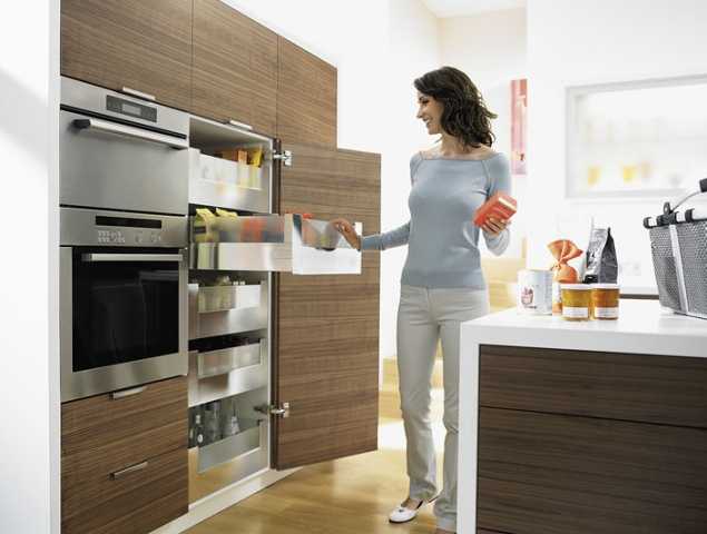 מגירות מבית Blum לארון המזווה המאפשרות לראות את כל המצרכים המאוחסנים ומעניקות נגישות אליהם ויכולות לשאת עד 50 ק"ג.