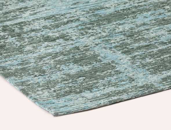 שטיח אבסטרקט מיוחד בגווני טורקיז וירוק היוצרים מראה ייחודי ומודרני