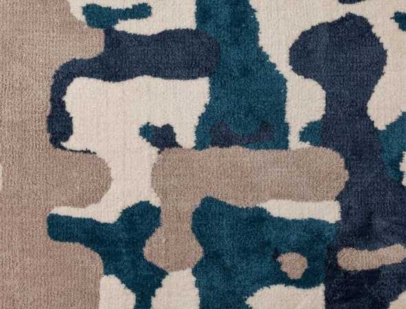 שטיח בגוון כחול ובז' העשוי ממיקרו פייבר, נעים למגה וקל לתחזוקה