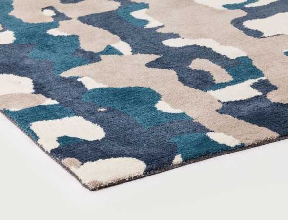 שטיח בגוון כחול ובז' העשוי ממיקרו פייבר, נעים למגה וקל לתחזוקה