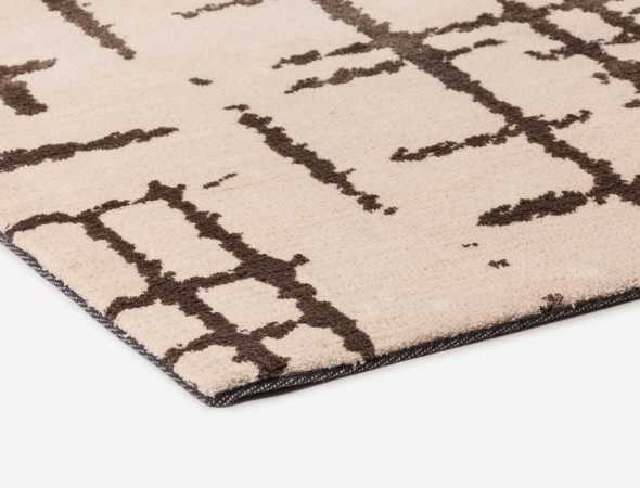 שטיח בגוון מוקה בז' עשוי ממיקרו פייבר, נעים למגע וקל לתחזוקה 