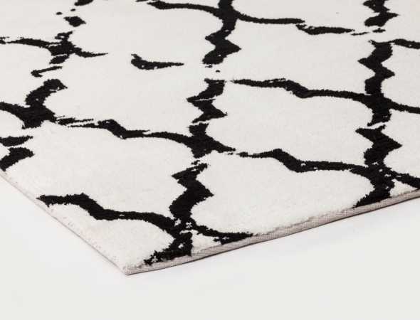 שטיח הקיים בגוונים שחור לבן/ שחור בז' העשוי ממיקרו פייבר, נעים למגע וקל לתחזוקה 