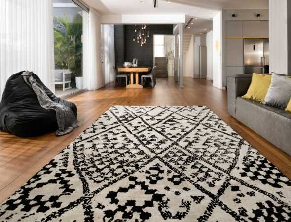 שטיח בגוון שחור בז' עשוי ממיקרו פייבר, נעים למגע וקל לתחזוקה