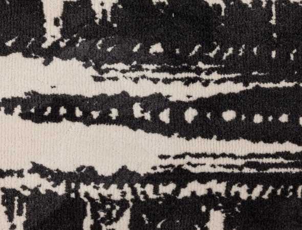שטיח בגוונים אפור, בז' ואדום העשוי ממיקרו פייבר שטיח נעים למגע וקל לתחזוקה