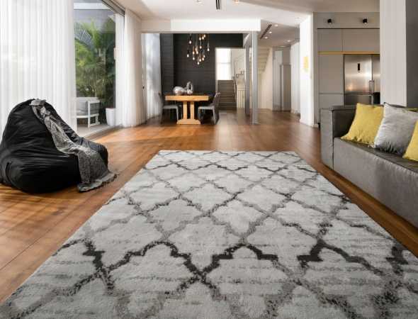 שטיח העשוי מחומר מיקרו פייבר, נעים למגע וקל לתחזוקה קיים בגוונים אפור בהיר ואפור כהה  

