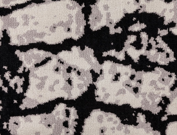 שטיח בגוונים שחור ובז' העשוי מחומר מיקרו פייבר, נעים למגע וקל לתחזוקה. 