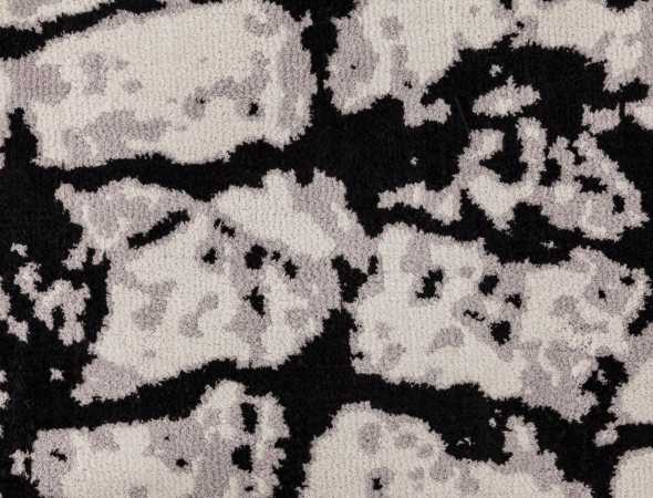  שטיח בגוונים שחור ובז' עשוי ממיקרו פייבר נעים למגע וקל לתחזוקה. 