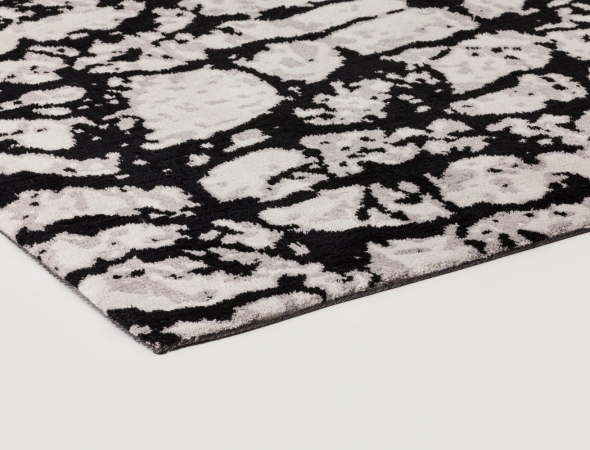 שטיח בגוונים שחור ובז' העשוי מחומר מיקרו פייבר נעים למגע וקל לתחזוקה. 