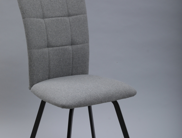 כיסא אפור מרופד, בעל מראה קליל, צעיר ומודרני. כיסא שיתאים לכל פינת אוכל
